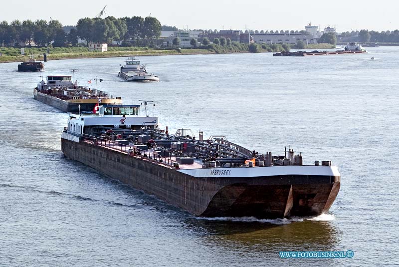 10070808.jpg - FOTOOPDRACHT:Dordrecht:08-07-2010:Veel Scheepvaart op de oude Maas t/m van DordrechtDeze digitale foto blijft eigendom van FOTOPERSBURO BUSINK. Wij hanteren de voorwaarden van het N.V.F. en N.V.J. Gebruik van deze foto impliceert dat u bekend bent  en akkoord gaat met deze voorwaarden bij publicatie.EB/ETIENNE BUSINK