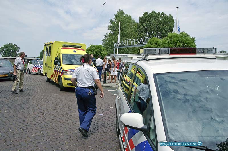 10070902.jpg - FOTOOPDRACHT:Dordrecht:09-07-2010:ZWEMSTERTJE IN KRITIEKE TOESTAND NAAR ZIEKENHUIS DORDRECHT - Een 7-jarig meisje uit Dordrecht is vrijdagmiddag 9 juli in kritieke toestand naar het ziekenhuis gebracht. Het meisje was in een zwembad aan de Badweg aan het zwemmen, toen een man (leeftijd en woonplaats onbekend) het meisje plotseling op de bodem zag liggen. De man dook het meisje op en startte aan de kant direct met reanimeren. Politie, medewerkers van het Mobiele Medisch Team en ambulancepersoneel kwamen ter plaatse en namen de reanimatie over. Het meisje is in kritieke toestand per ambulance naar een ziekenhuis in Rotterdam gebracht. Enkele omstanders hebben Slachtofferhulp aangeboden gekregen. De toedracht van het incident is niet bekend.Deze digitale foto blijft eigendom van FOTOPERSBURO BUSINK. Wij hanteren de voorwaarden van het N.V.F. en N.V.J. Gebruik van deze foto impliceert dat u bekend bent  en akkoord gaat met deze voorwaarden bij publicatie.EB/ETIENNE BUSINK