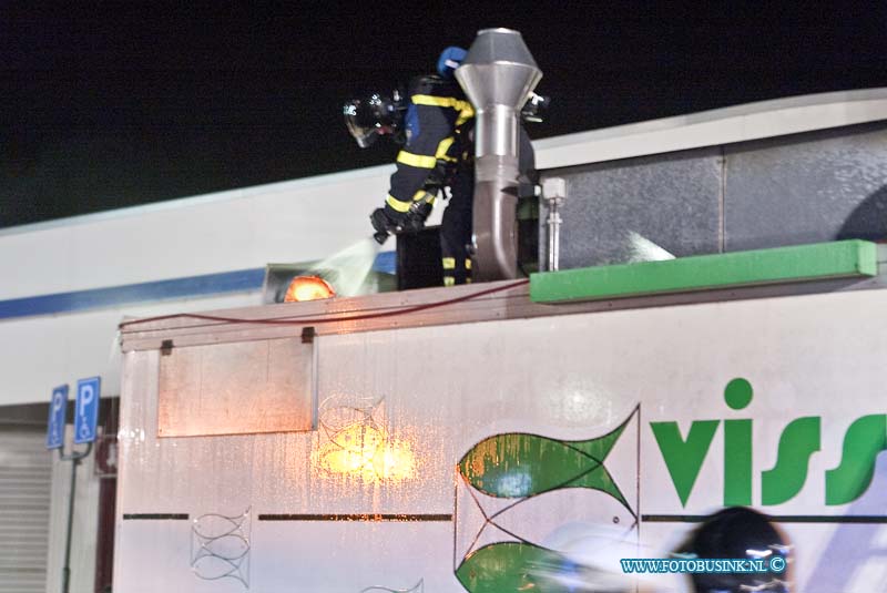 10071002.jpg - FOTOOPDRACHT:Zwijndrecht:10-07-2010:Brand in afzuiginstallatie Zwijndrecht - De brandweer van Zwijndrecht kreeg in de nacht van vrijdag op zaterdag melding van brand in een winkel van winkelcomplex WC Walburg aan de Beneluxlaan. Bij aankomst waren er vlammen te zien op het dak van een winkel. De brandweer wist het vuur welke woedde in een afzuiginstallatie, snel te blussen. Met wat sloopwerkzaamheden erbij was de klus snel geklaard. Hoe de brand is ontstaan is niet bekend.Deze digitale foto blijft eigendom van FOTOPERSBURO BUSINK. Wij hanteren de voorwaarden van het N.V.F. en N.V.J. Gebruik van deze foto impliceert dat u bekend bent  en akkoord gaat met deze voorwaarden bij publicatie.EB/ETIENNE BUSINK