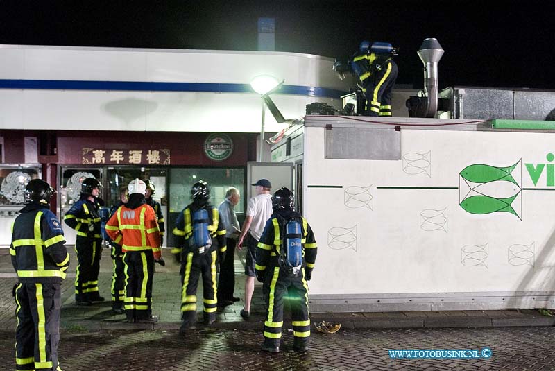 10071003.jpg - FOTOOPDRACHT:Zwijndrecht:10-07-2010:Brand in afzuiginstallatie Zwijndrecht - De brandweer van Zwijndrecht kreeg in de nacht van vrijdag op zaterdag melding van brand in een winkel van winkelcomplex WC Walburg aan de Beneluxlaan. Bij aankomst waren er vlammen te zien op het dak van een winkel. De brandweer wist het vuur welke woedde in een afzuiginstallatie, snel te blussen. Met wat sloopwerkzaamheden erbij was de klus snel geklaard. Hoe de brand is ontstaan is niet bekend.Deze digitale foto blijft eigendom van FOTOPERSBURO BUSINK. Wij hanteren de voorwaarden van het N.V.F. en N.V.J. Gebruik van deze foto impliceert dat u bekend bent  en akkoord gaat met deze voorwaarden bij publicatie.EB/ETIENNE BUSINK