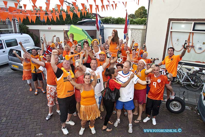 10071105.jpg - FOTOOPDRACHT:Dordrecht:11-07-2010:In de Rozenstraat is het ook een feestje bij verlies van het WK tegen Spanje.Deze digitale foto blijft eigendom van FOTOPERSBURO BUSINK. Wij hanteren de voorwaarden van het N.V.F. en N.V.J. Gebruik van deze foto impliceert dat u bekend bent  en akkoord gaat met deze voorwaarden bij publicatie.EB/ETIENNE BUSINK