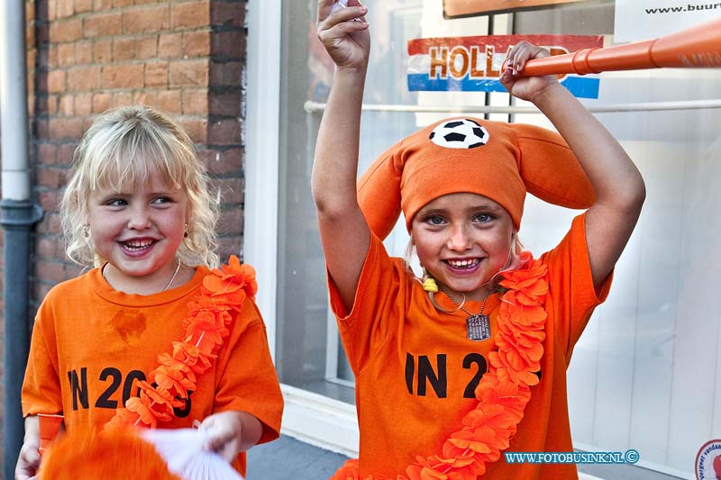 10071108.jpg - FOTOOPDRACHT:Dordrecht:11-07-2010:De tweeling Isabella en Kimberly vieren bij winst of verlies altijd een feestje tijdens de oranje voetbal.Rozenstraat te DordrechtDeze digitale foto blijft eigendom van FOTOPERSBURO BUSINK. Wij hanteren de voorwaarden van het N.V.F. en N.V.J. Gebruik van deze foto impliceert dat u bekend bent  en akkoord gaat met deze voorwaarden bij publicatie.EB/ETIENNE BUSINK