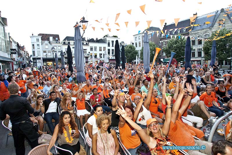 10071110.jpg - FOTOOPDRACHT:Dordrecht:11-07-2010:De Finale van het WK op Scheffersplein te DordrechtDeze digitale foto blijft eigendom van FOTOPERSBURO BUSINK. Wij hanteren de voorwaarden van het N.V.F. en N.V.J. Gebruik van deze foto impliceert dat u bekend bent  en akkoord gaat met deze voorwaarden bij publicatie.EB/ETIENNE BUSINK