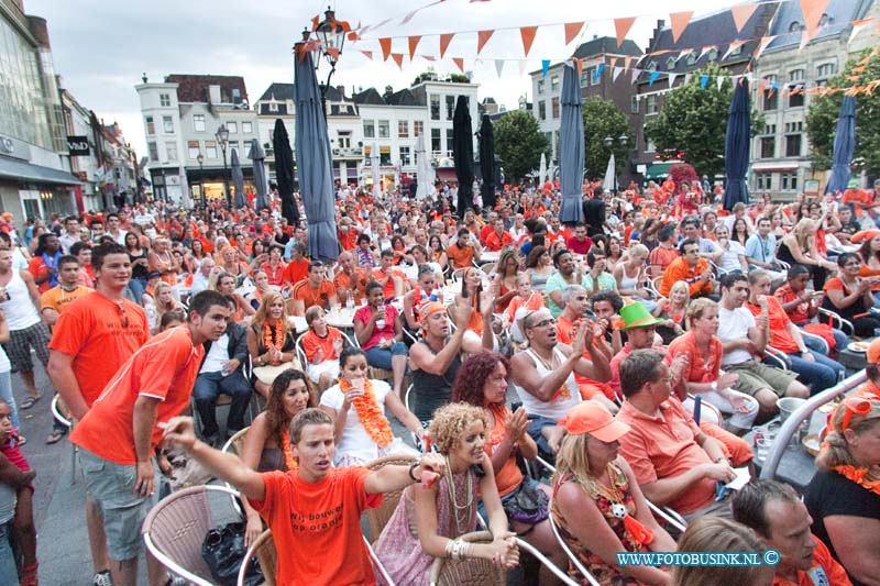 10071112.jpg - FOTOOPDRACHT:Dordrecht:11-07-2010:De Finale van het WK op Scheffersplein te DordrechtDeze digitale foto blijft eigendom van FOTOPERSBURO BUSINK. Wij hanteren de voorwaarden van het N.V.F. en N.V.J. Gebruik van deze foto impliceert dat u bekend bent  en akkoord gaat met deze voorwaarden bij publicatie.EB/ETIENNE BUSINK