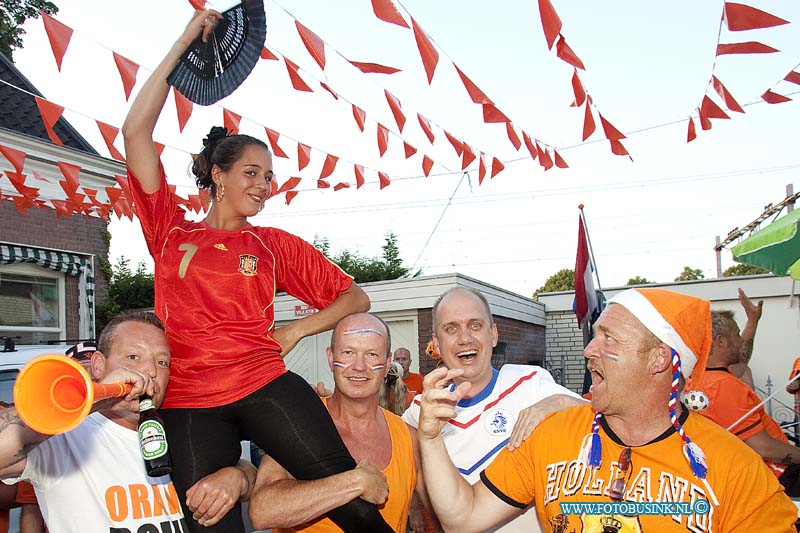 10071113.jpg - FOTOOPDRACHT:Dordrecht:11-07-2010:In de Rozenstraat kijken Nederlanders en Spaanse schonen smaen de WK NL-Spanje als Spanje wint wordt de Spaanse mooi jonge vrouw op handen gedragen.Deze digitale foto blijft eigendom van FOTOPERSBURO BUSINK. Wij hanteren de voorwaarden van het N.V.F. en N.V.J. Gebruik van deze foto impliceert dat u bekend bent  en akkoord gaat met deze voorwaarden bij publicatie.EB/ETIENNE BUSINK