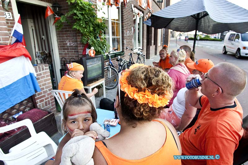 10071115.jpg - FOTOOPDRACHT:Dordrecht:11-07-2010:De Finale WK kijken merwedestraat te DordrechtDeze digitale foto blijft eigendom van FOTOPERSBURO BUSINK. Wij hanteren de voorwaarden van het N.V.F. en N.V.J. Gebruik van deze foto impliceert dat u bekend bent  en akkoord gaat met deze voorwaarden bij publicatie.EB/ETIENNE BUSINK