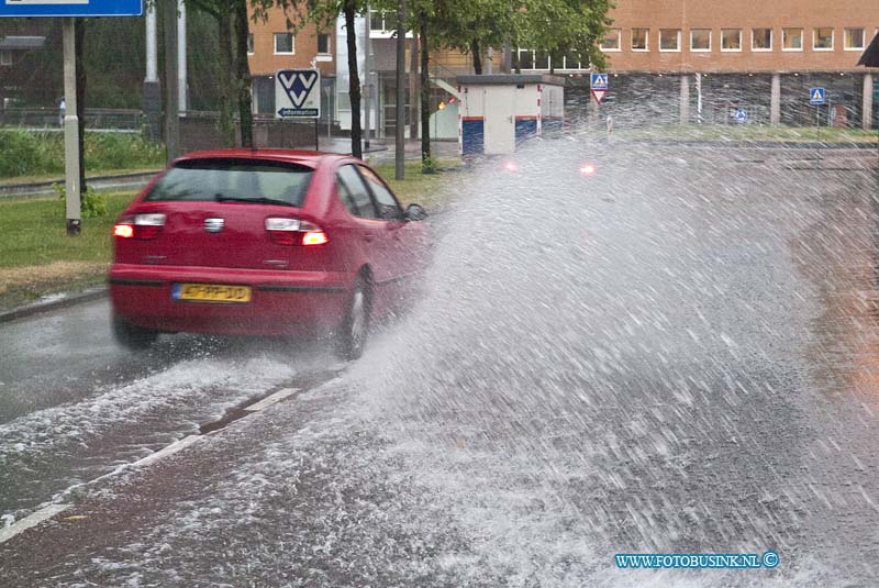 10071402.jpg - FOTOOPDRACHT:Dordrecht:14-07-2010:Foto: Water overlast op de Spuiboulevaart te Dordrecht ter hoogte van het busstation.Slecht weer op het eiland van DordrechtDeze digitale foto blijft eigendom van FOTOPERSBURO BUSINK. Wij hanteren de voorwaarden van het N.V.F. en N.V.J. Gebruik van deze foto impliceert dat u bekend bent  en akkoord gaat met deze voorwaarden bij publicatie.EB/ETIENNE BUSINK