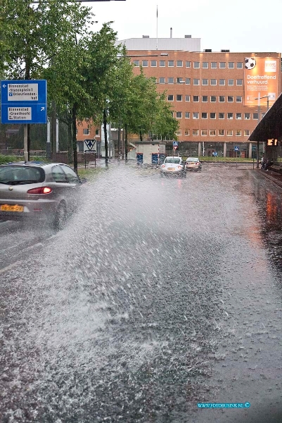 10071403.jpg - FOTOOPDRACHT:Dordrecht:14-07-2010:Foto: Water overlast op de Spuiboulevaart te Dordrecht ter hoogte van het busstation.Slecht weer op het eiland van DordrechtDeze digitale foto blijft eigendom van FOTOPERSBURO BUSINK. Wij hanteren de voorwaarden van het N.V.F. en N.V.J. Gebruik van deze foto impliceert dat u bekend bent  en akkoord gaat met deze voorwaarden bij publicatie.EB/ETIENNE BUSINK