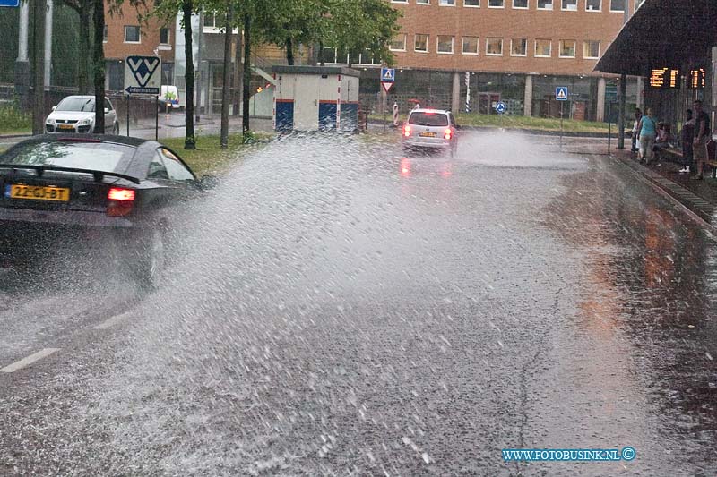 10071404.jpg - FOTOOPDRACHT:Dordrecht:14-07-2010:Foto: Water overlast op de Spuiboulevaart te Dordrecht ter hoogte van het busstation.Slecht weer op het eiland van DordrechtDeze digitale foto blijft eigendom van FOTOPERSBURO BUSINK. Wij hanteren de voorwaarden van het N.V.F. en N.V.J. Gebruik van deze foto impliceert dat u bekend bent  en akkoord gaat met deze voorwaarden bij publicatie.EB/ETIENNE BUSINK