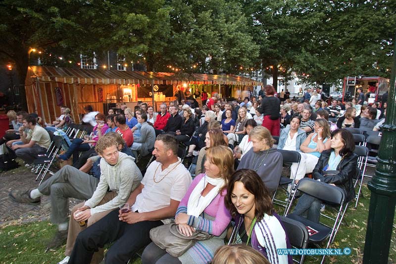 10071502.jpg - FOTOOPDRACHT:Dordrecht:15-07-2010:Het Big River Festival Film festival in de grote kerktuin.Deze digitale foto blijft eigendom van FOTOPERSBURO BUSINK. Wij hanteren de voorwaarden van het N.V.F. en N.V.J. Gebruik van deze foto impliceert dat u bekend bent  en akkoord gaat met deze voorwaarden bij publicatie.EB/ETIENNE BUSINK