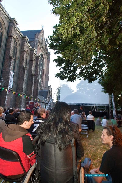 10071503.jpg - FOTOOPDRACHT:Dordrecht:15-07-2010:Het Big River Festival Film festival in de grote kerktuin.Deze digitale foto blijft eigendom van FOTOPERSBURO BUSINK. Wij hanteren de voorwaarden van het N.V.F. en N.V.J. Gebruik van deze foto impliceert dat u bekend bent  en akkoord gaat met deze voorwaarden bij publicatie.EB/ETIENNE BUSINK