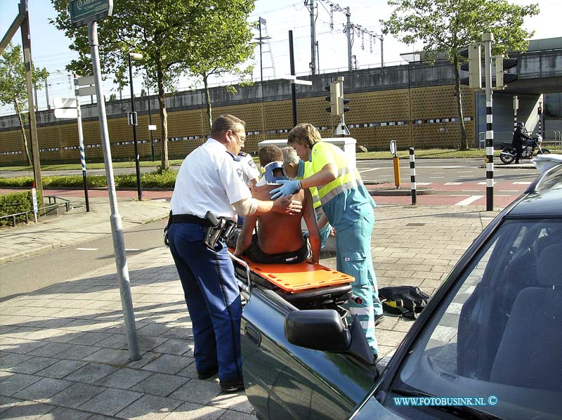 10071901.jpg - FOTOOPDRACHT:Dordrecht:19-07-2010:HEEL ERG DRONKEN DORDRECHT - Een 36-jarige man uit Dordrecht is op 19 juli naar het ziekenhuis gebracht, nadat hij op de Korte Parallelweg in de Oude Maas was gevallen. Hij wist uit het water te komen en klaagde over nek- en rugpijn. Een voorbijganger ontfermde zich over de man en plaatse hem in zijn auto. De man werd naar het ziekenhuis vervoerd waar bleek dat hij alleen maar veel teveel gedronken had. Hij had een alcoholpromillage van 2,9, wat in de buurt komt van de 3,5 promille wat als een levensbedreigend promillage wordt beschouwd. Voor de voorbijganger liep het incident ook goed af. Het slachtoffer zat immers in zijn auto en klaagde over nek- en rugpijn. Om een patiënt met dergelijke klachten veilig uit een auto te krijgen, wordt nog wel eens het dak van de auto opengeknipt. Dat bleek in dit geval niet nodig en de auto van de voorbijganger bleef heel. Wie als omstander of voorbijganger bij een (verkeers)ongeval aankomt en een of meer slachtoffers met nek- en rugklachten aantreft, moet vooral 112 bellen. Ga slachtoffers nooit verplaatsen, maar probeer ze onbeweeglijk te houden en wacht de komst van de ambulance af.Deze digitale foto blijft eigendom van FOTOPERSBURO BUSINK. Wij hanteren de voorwaarden van het N.V.F. en N.V.J. Gebruik van deze foto impliceert dat u bekend bent  en akkoord gaat met deze voorwaarden bij publicatie.EB/ETIENNE BUSINK