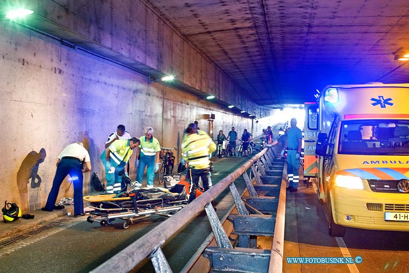 10072402.jpg - FOTOOPDRACHT:Dordrecht:24-07-2010:Bij een ongeval op het fietspad in de Kiltunnel richting Dordrecht raakte een fietser zwaar gewond, de Trauma helikopter Lifeline 2 kwam te plaatsen om de ambulance persoon te assisteren.Deze digitale foto blijft eigendom van FOTOPERSBURO BUSINK. Wij hanteren de voorwaarden van het N.V.F. en N.V.J. Gebruik van deze foto impliceert dat u bekend bent  en akkoord gaat met deze voorwaarden bij publicatie.EB/ETIENNE BUSINK