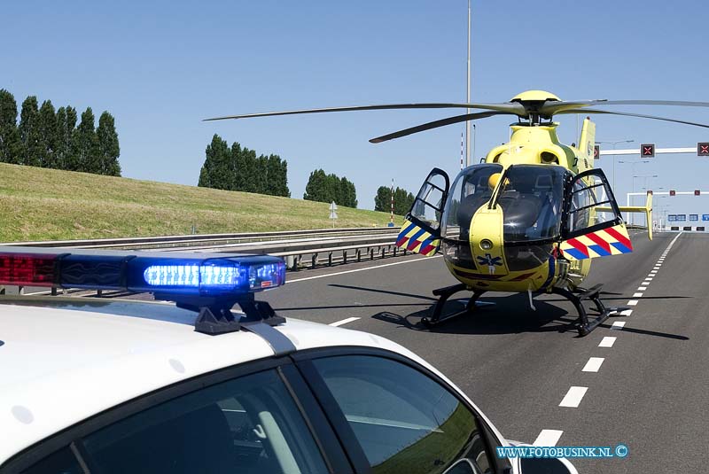 10072403.jpg - FOTOOPDRACHT:Dordrecht:24-07-2010:Foto: Op stijgende Lifeline 2 helikopter bij KiltunnelBij een ongeval op het fietspad in de Kiltunnel richting Dordrecht raakte een fietser zwaar gewond, de Trauma helikopter Lifeline 2 kwam te plaatsen om de ambulance persoon te assisteren.Deze digitale foto blijft eigendom van FOTOPERSBURO BUSINK. Wij hanteren de voorwaarden van het N.V.F. en N.V.J. Gebruik van deze foto impliceert dat u bekend bent  en akkoord gaat met deze voorwaarden bij publicatie.EB/ETIENNE BUSINK