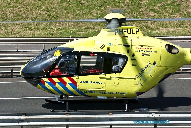 10072404.jpg - FOTOOPDRACHT:Dordrecht:24-07-2010:Foto: Op stijgende Lifeline 2 helikopter bij KiltunnelBij een ongeval op het fietspad in de Kiltunnel richting Dordrecht raakte een fietser zwaar gewond, de Trauma helikopter Lifeline 2 kwam te plaatsen om de ambulance persoon te assisteren.Deze digitale foto blijft eigendom van FOTOPERSBURO BUSINK. Wij hanteren de voorwaarden van het N.V.F. en N.V.J. Gebruik van deze foto impliceert dat u bekend bent  en akkoord gaat met deze voorwaarden bij publicatie.EB/ETIENNE BUSINK