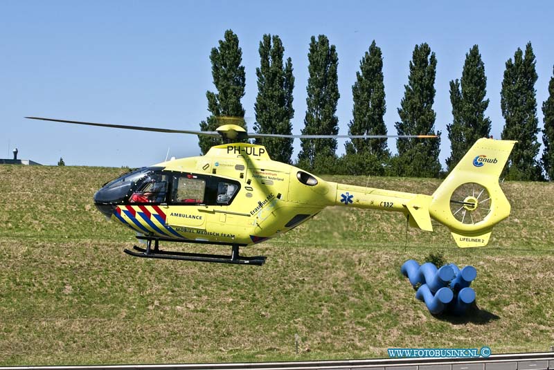 10072405.jpg - FOTOOPDRACHT:Dordrecht:24-07-2010:Foto: Op stijgende Lifeline 2 helikopter bij KiltunnelBij een ongeval op het fietspad in de Kiltunnel richting Dordrecht raakte een fietser zwaar gewond, de Trauma helikopter Lifeline 2 kwam te plaatsen om de ambulance persoon te assisteren.Deze digitale foto blijft eigendom van FOTOPERSBURO BUSINK. Wij hanteren de voorwaarden van het N.V.F. en N.V.J. Gebruik van deze foto impliceert dat u bekend bent  en akkoord gaat met deze voorwaarden bij publicatie.EB/ETIENNE BUSINK