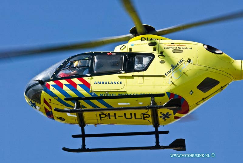 10072408.jpg - FOTOOPDRACHT:Dordrecht:24-07-2010:Foto: Op stijgende Lifeline 2 helikopter bij KiltunnelBij een ongeval op het fietspad in de Kiltunnel richting Dordrecht raakte een fietser zwaar gewond, de Trauma helikopter Lifeline 2 kwam te plaatsen om de ambulance persoon te assisteren.Deze digitale foto blijft eigendom van FOTOPERSBURO BUSINK. Wij hanteren de voorwaarden van het N.V.F. en N.V.J. Gebruik van deze foto impliceert dat u bekend bent  en akkoord gaat met deze voorwaarden bij publicatie.EB/ETIENNE BUSINK