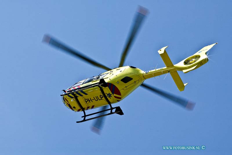 10072409.jpg - FOTOOPDRACHT:Dordrecht:24-07-2010:Foto: Op stijgende Lifeline 2 helikopter bij KiltunnelBij een ongeval op het fietspad in de Kiltunnel richting Dordrecht raakte een fietser zwaar gewond, de Trauma helikopter Lifeline 2 kwam te plaatsen om de ambulance persoon te assisteren.Deze digitale foto blijft eigendom van FOTOPERSBURO BUSINK. Wij hanteren de voorwaarden van het N.V.F. en N.V.J. Gebruik van deze foto impliceert dat u bekend bent  en akkoord gaat met deze voorwaarden bij publicatie.EB/ETIENNE BUSINK