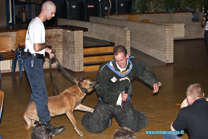 10072501.jpg - FOTOOPDRACHT:Dordrecht:25-07-2010:Foto: Hond heeft verdachte vast die een mes in zijn handen heeft.K9 politie honden nachtelijke oefennacht. in da vinci school te Dordrecht leerpark.aller eerst welkom. vandaag kom je in allerlei situaties terecht. de bedoeling is zowel voor hond als geleider "hoe ga je er mee om" let op, je kruip dus in de huid van arrestatie team,politie en dergelijke. Je hebt dus alle bevoegdheden,dus denk niet alleen uit beveiligings situatie. Handelen dus naar inzicht van situatie hou het zo rieël mogelijk.bij sommige situaties is het verstandig om back-up te vragen van collega's cq geleiders. De pakwerkers krijgen vrij spel, dat dus resulteert dat je nooit van te voren weet wat hij/hun gaat doen. en waar hij deze keer zit. In een disco ontstaat een vechtpartij die uit de hand loopt,en er bevind zich een gewapend persoon er tussen. De politie wordt gebeld. de bezoekers kunnen er niet uit en je dient naar binnen te gaan om de gewapende verdachte er uit te halen. let op : de verdacht kan bij het zien van jou een gijzelaar nemen.- verdachte uit disco halen - verdachte stellen met tussenkomst van burger - gewapende persoon uit een groep halen - gijzeling  Deze digitale foto blijft eigendom van FOTOPERSBURO BUSINK. Wij hanteren de voorwaarden van het N.V.F. en N.V.J. Gebruik van deze foto impliceert dat u bekend bent  en akkoord gaat met deze voorwaarden bij publicatie.EB/ETIENNE BUSINK