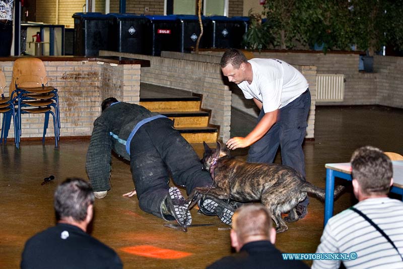 10072504.jpg - FOTOOPDRACHT:Dordrecht:25-07-2010:K9 politie honden nachtelijke oefennacht. in da vinci school te Dordrecht leerpark.aller eerst welkom. vandaag kom je in allerlei situaties terecht. de bedoeling is zowel voor hond als geleider "hoe ga je er mee om" let op, je kruip dus in de huid van arrestatie team,politie en dergelijke. Je hebt dus alle bevoegdheden,dus denk niet alleen uit beveiligings situatie. handelen dus naar inzicht van situatie hou het zo rieël mogelijk.bij sommige situaties is het verstandig om back-up te vragen van collega's cq geleiders. de pakwerkers krijgen vrij spel, dat dus resulteert dat je nooit van te voren weet wat hij/hun gaat doen. en waar hij deze keer zit. in een disco ontstaat een vechtpartij die uit de hand loopt,en er bevind zich een gewapend persoon er tussen.de politie wordt gebeld. de bezoekers kunnen er niet uit en je dient naar binnen te gaan om de gewapende verdachte er uit te halen. let op : de verdacht kan bij het zien van jou een gijzelaar nemen. bedenk dus je benadering en snelle handeling. - verdachte uit disco halen - verdachte stellen met tussenkomst van burger - gewapende persoon uit een groep halen - gijzeling 2e oefening hindernis baan : onze sportieve en slimme verdachte denkt de geleider te slim af te zijn.En heeft er voor gezorgd dat de weg tussen hem en de geleider verhinderd is door diverse obstakels zodat hij een voorsprong heeft. - AANGELijND stellen over obstakels/hindernis baan (geleider moet mee) - stellen door regen van flessen - hindernissen nemen - over bewegend afdekzeil stellen - door een "flappen" muur stellen - op verhogingen lopen - tussen komst van burger Deze digitale foto blijft eigendom van FOTOPERSBURO BUSINK. Wij hanteren de voorwaarden van het N.V.F. en N.V.J. Gebruik van deze foto impliceert dat u bekend bent  en akkoord gaat met deze voorwaarden bij publicatie.EB/ETIENNE BUSINK