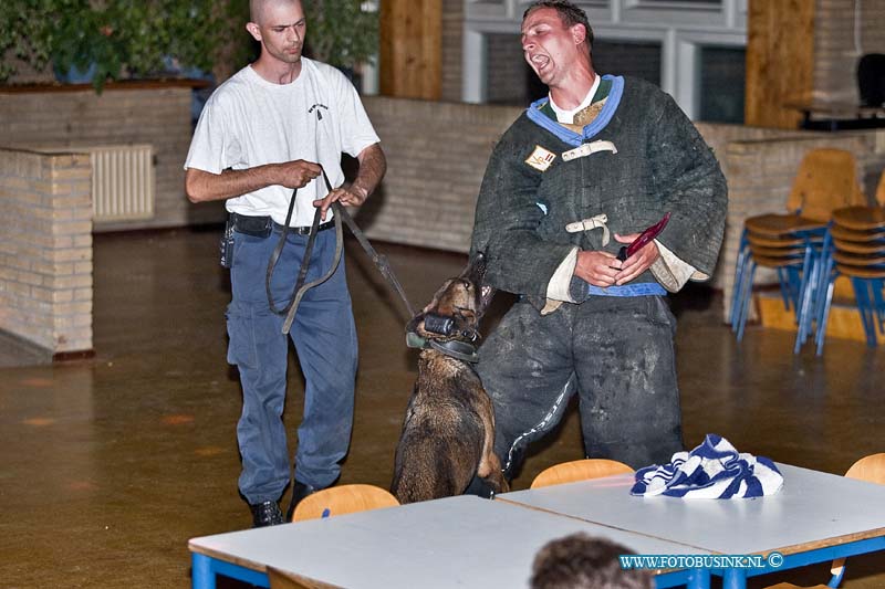 10072508.jpg - FOTOOPDRACHT:Dordrecht:25-07-2010:K9 politie honden nachtelijke oefennacht. in da vinci school te Dordrecht leerpark.aller eerst welkom. vandaag kom je in allerlei situaties terecht. de bedoeling is zowel voor hond als geleider "hoe ga je er mee om" let op, je kruip dus in de huid van arrestatie team,politie en dergelijke. Je hebt dus alle bevoegdheden,dus denk niet alleen uit beveiligings situatie. handelen dus naar inzicht van situatie hou het zo rieël mogelijk.bij sommige situaties is het verstandig om back-up te vragen van collega's cq geleiders. de pakwerkers krijgen vrij spel, dat dus resulteert dat je nooit van te voren weet wat hij/hun gaat doen. en waar hij deze keer zit. in een disco ontstaat een vechtpartij die uit de hand loopt,en er bevind zich een gewapend persoon er tussen.de politie wordt gebeld. de bezoekers kunnen er niet uit en je dient naar binnen te gaan om de gewapende verdachte er uit te halen. let op : de verdacht kan bij het zien van jou een gijzelaar nemen. bedenk dus je benadering en snelle handeling. - verdachte uit disco halen - verdachte stellen met tussenkomst van burger - gewapende persoon uit een groep halen - gijzeling 2e oefening hindernis baan : onze sportieve en slimme verdachte denkt de geleider te slim af te zijn.En heeft er voor gezorgd dat de weg tussen hem en de geleider verhinderd is door diverse obstakels zodat hij een voorsprong heeft. - AANGELijND stellen over obstakels/hindernis baan (geleider moet mee) - stellen door regen van flessen - hindernissen nemen - over bewegend afdekzeil stellen - door een "flappen" muur stellen - op verhogingen lopen - tussen komst van burger Deze digitale foto blijft eigendom van FOTOPERSBURO BUSINK. Wij hanteren de voorwaarden van het N.V.F. en N.V.J. Gebruik van deze foto impliceert dat u bekend bent  en akkoord gaat met deze voorwaarden bij publicatie.EB/ETIENNE BUSINK