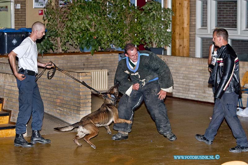10072512.jpg - FOTOOPDRACHT:Dordrecht:25-07-2010:K9 politie honden nachtelijke oefennacht. in da vinci school te Dordrecht leerpark.aller eerst welkom. vandaag kom je in allerlei situaties terecht. de bedoeling is zowel voor hond als geleider "hoe ga je er mee om" let op, je kruip dus in de huid van arrestatie team,politie en dergelijke. Je hebt dus alle bevoegdheden,dus denk niet alleen uit beveiligings situatie. handelen dus naar inzicht van situatie hou het zo rieël mogelijk.bij sommige situaties is het verstandig om back-up te vragen van collega's cq geleiders. de pakwerkers krijgen vrij spel, dat dus resulteert dat je nooit van te voren weet wat hij/hun gaat doen. en waar hij deze keer zit. in een disco ontstaat een vechtpartij die uit de hand loopt,en er bevind zich een gewapend persoon er tussen.de politie wordt gebeld. de bezoekers kunnen er niet uit en je dient naar binnen te gaan om de gewapende verdachte er uit te halen. let op : de verdacht kan bij het zien van jou een gijzelaar nemen. bedenk dus je benadering en snelle handeling. - verdachte uit disco halen - verdachte stellen met tussenkomst van burger - gewapende persoon uit een groep halen - gijzeling 2e oefening hindernis baan : onze sportieve en slimme verdachte denkt de geleider te slim af te zijn.En heeft er voor gezorgd dat de weg tussen hem en de geleider verhinderd is door diverse obstakels zodat hij een voorsprong heeft. - AANGELijND stellen over obstakels/hindernis baan (geleider moet mee) - stellen door regen van flessen - hindernissen nemen - over bewegend afdekzeil stellen - door een "flappen" muur stellen - op verhogingen lopen - tussen komst van burger Deze digitale foto blijft eigendom van FOTOPERSBURO BUSINK. Wij hanteren de voorwaarden van het N.V.F. en N.V.J. Gebruik van deze foto impliceert dat u bekend bent  en akkoord gaat met deze voorwaarden bij publicatie.EB/ETIENNE BUSINK