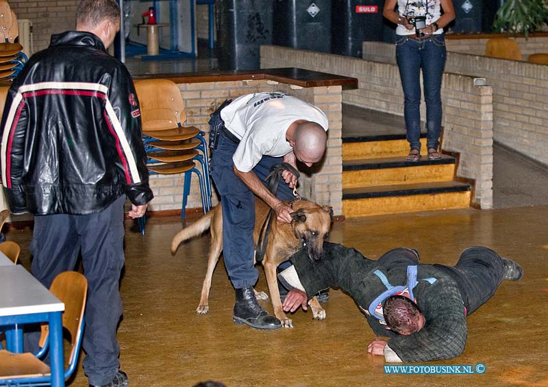 10072518.jpg - FOTOOPDRACHT:Dordrecht:25-07-2010:K9 politie honden nachtelijke oefennacht. in da vinci school te Dordrecht leerpark.aller eerst welkom. vandaag kom je in allerlei situaties terecht. de bedoeling is zowel voor hond als geleider "hoe ga je er mee om" let op, je kruip dus in de huid van arrestatie team,politie en dergelijke. Je hebt dus alle bevoegdheden,dus denk niet alleen uit beveiligings situatie. handelen dus naar inzicht van situatie hou het zo rieël mogelijk.bij sommige situaties is het verstandig om back-up te vragen van collega's cq geleiders. de pakwerkers krijgen vrij spel, dat dus resulteert dat je nooit van te voren weet wat hij/hun gaat doen. en waar hij deze keer zit. in een disco ontstaat een vechtpartij die uit de hand loopt,en er bevind zich een gewapend persoon er tussen.de politie wordt gebeld. de bezoekers kunnen er niet uit en je dient naar binnen te gaan om de gewapende verdachte er uit te halen. let op : de verdacht kan bij het zien van jou een gijzelaar nemen. bedenk dus je benadering en snelle handeling. - verdachte uit disco halen - verdachte stellen met tussenkomst van burger - gewapende persoon uit een groep halen - gijzeling 2e oefening hindernis baan : onze sportieve en slimme verdachte denkt de geleider te slim af te zijn.En heeft er voor gezorgd dat de weg tussen hem en de geleider verhinderd is door diverse obstakels zodat hij een voorsprong heeft. - AANGELijND stellen over obstakels/hindernis baan (geleider moet mee) - stellen door regen van flessen - hindernissen nemen - over bewegend afdekzeil stellen - door een "flappen" muur stellen - op verhogingen lopen - tussen komst van burger Deze digitale foto blijft eigendom van FOTOPERSBURO BUSINK. Wij hanteren de voorwaarden van het N.V.F. en N.V.J. Gebruik van deze foto impliceert dat u bekend bent  en akkoord gaat met deze voorwaarden bij publicatie.EB/ETIENNE BUSINK