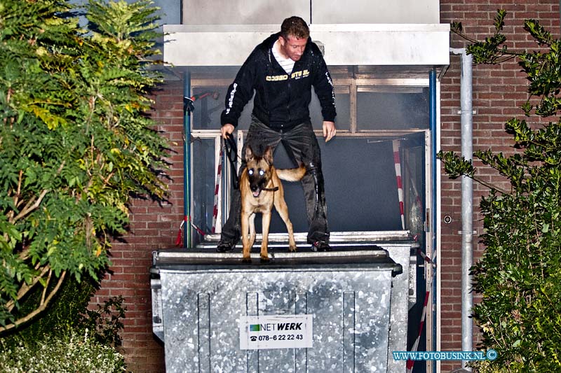 10072524.jpg - FOTOOPDRACHT:Dordrecht:25-07-2010:K9 politie honden nachtelijke oefennacht. in da vinci school te Dordrecht leerpark.aller eerst welkom. vandaag kom je in allerlei situaties terecht. de bedoeling is zowel voor hond als geleider "hoe ga je er mee om" let op, je kruip dus in de huid van arrestatie team,politie en dergelijke. Je hebt dus alle bevoegdheden,dus denk niet alleen uit beveiligings situatie. handelen dus naar inzicht van situatie hou het zo rieël mogelijk.bij sommige situaties is het verstandig om back-up te vragen van collega's cq geleiders. de pakwerkers krijgen vrij spel, dat dus resulteert dat je nooit van te voren weet wat hij/hun gaat doen. en waar hij deze keer zit. in een disco ontstaat een vechtpartij die uit de hand loopt,en er bevind zich een gewapend persoon er tussen.de politie wordt gebeld. de bezoekers kunnen er niet uit en je dient naar binnen te gaan om de gewapende verdachte er uit te halen. let op : de verdacht kan bij het zien van jou een gijzelaar nemen. bedenk dus je benadering en snelle handeling. - verdachte uit disco halen - verdachte stellen met tussenkomst van burger - gewapende persoon uit een groep halen - gijzeling 2e oefening hindernis baan : onze sportieve en slimme verdachte denkt de geleider te slim af te zijn.En heeft er voor gezorgd dat de weg tussen hem en de geleider verhinderd is door diverse obstakels zodat hij een voorsprong heeft. - AANGELijND stellen over obstakels/hindernis baan (geleider moet mee) - stellen door regen van flessen - hindernissen nemen - over bewegend afdekzeil stellen - door een "flappen" muur stellen - op verhogingen lopen - tussen komst van burger Deze digitale foto blijft eigendom van FOTOPERSBURO BUSINK. Wij hanteren de voorwaarden van het N.V.F. en N.V.J. Gebruik van deze foto impliceert dat u bekend bent  en akkoord gaat met deze voorwaarden bij publicatie.EB/ETIENNE BUSINK
