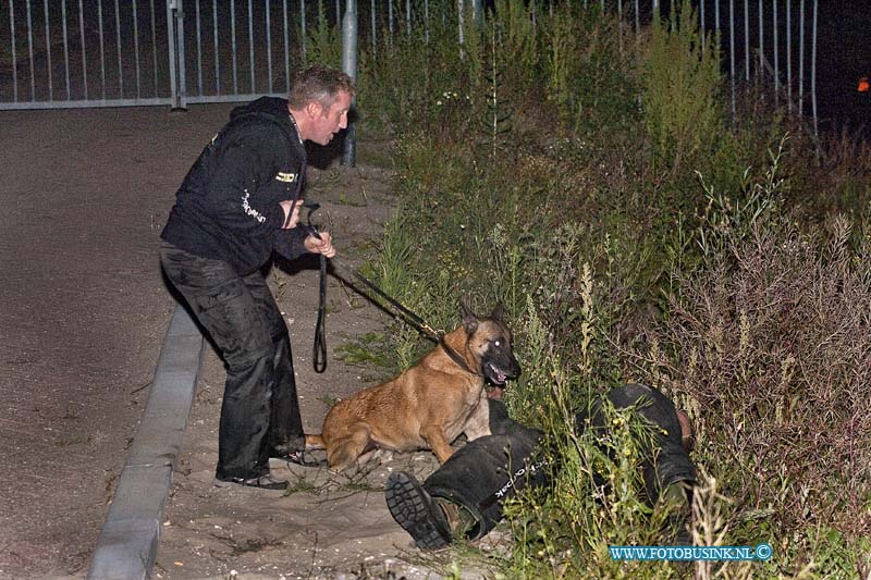 10072526.jpg - FOTOOPDRACHT:Dordrecht:25-07-2010:K9 politie honden nachtelijke oefennacht. in da vinci school te Dordrecht leerpark.aller eerst welkom. vandaag kom je in allerlei situaties terecht. de bedoeling is zowel voor hond als geleider "hoe ga je er mee om" let op, je kruip dus in de huid van arrestatie team,politie en dergelijke. Je hebt dus alle bevoegdheden,dus denk niet alleen uit beveiligings situatie. handelen dus naar inzicht van situatie hou het zo rieël mogelijk.bij sommige situaties is het verstandig om back-up te vragen van collega's cq geleiders. de pakwerkers krijgen vrij spel, dat dus resulteert dat je nooit van te voren weet wat hij/hun gaat doen. en waar hij deze keer zit. in een disco ontstaat een vechtpartij die uit de hand loopt,en er bevind zich een gewapend persoon er tussen.de politie wordt gebeld. de bezoekers kunnen er niet uit en je dient naar binnen te gaan om de gewapende verdachte er uit te halen. let op : de verdacht kan bij het zien van jou een gijzelaar nemen. bedenk dus je benadering en snelle handeling. - verdachte uit disco halen - verdachte stellen met tussenkomst van burger - gewapende persoon uit een groep halen - gijzeling 2e oefening hindernis baan : onze sportieve en slimme verdachte denkt de geleider te slim af te zijn.En heeft er voor gezorgd dat de weg tussen hem en de geleider verhinderd is door diverse obstakels zodat hij een voorsprong heeft. - AANGELijND stellen over obstakels/hindernis baan (geleider moet mee) - stellen door regen van flessen - hindernissen nemen - over bewegend afdekzeil stellen - door een "flappen" muur stellen - op verhogingen lopen - tussen komst van burger Deze digitale foto blijft eigendom van FOTOPERSBURO BUSINK. Wij hanteren de voorwaarden van het N.V.F. en N.V.J. Gebruik van deze foto impliceert dat u bekend bent  en akkoord gaat met deze voorwaarden bij publicatie.EB/ETIENNE BUSINK