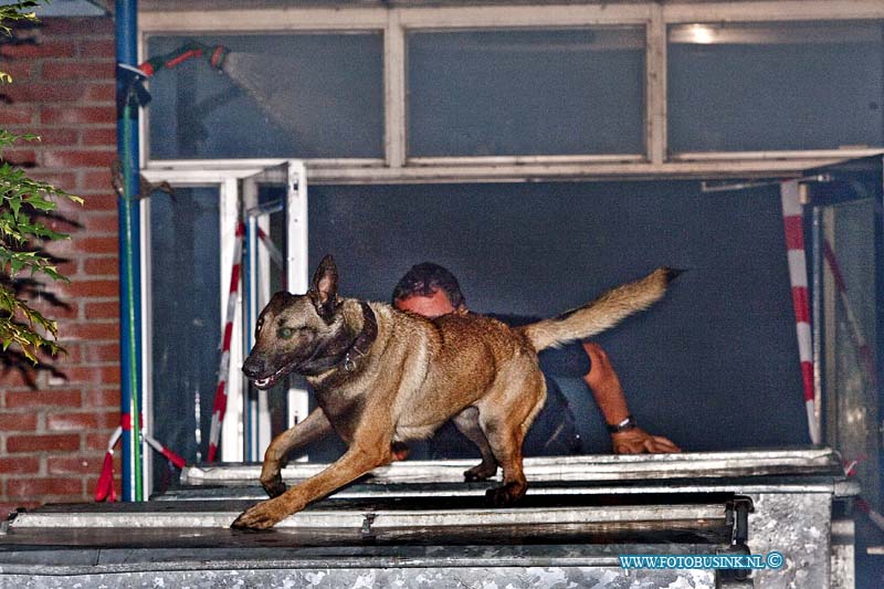 10072527.jpg - FOTOOPDRACHT:Dordrecht:25-07-2010:K9 politie honden nachtelijke oefennacht. in da vinci school te Dordrecht leerpark.aller eerst welkom. vandaag kom je in allerlei situaties terecht. de bedoeling is zowel voor hond als geleider "hoe ga je er mee om" let op, je kruip dus in de huid van arrestatie team,politie en dergelijke. Je hebt dus alle bevoegdheden,dus denk niet alleen uit beveiligings situatie. handelen dus naar inzicht van situatie hou het zo rieël mogelijk.bij sommige situaties is het verstandig om back-up te vragen van collega's cq geleiders. de pakwerkers krijgen vrij spel, dat dus resulteert dat je nooit van te voren weet wat hij/hun gaat doen. en waar hij deze keer zit. in een disco ontstaat een vechtpartij die uit de hand loopt,en er bevind zich een gewapend persoon er tussen.de politie wordt gebeld. de bezoekers kunnen er niet uit en je dient naar binnen te gaan om de gewapende verdachte er uit te halen. let op : de verdacht kan bij het zien van jou een gijzelaar nemen. bedenk dus je benadering en snelle handeling. - verdachte uit disco halen - verdachte stellen met tussenkomst van burger - gewapende persoon uit een groep halen - gijzeling 2e oefening hindernis baan : onze sportieve en slimme verdachte denkt de geleider te slim af te zijn.En heeft er voor gezorgd dat de weg tussen hem en de geleider verhinderd is door diverse obstakels zodat hij een voorsprong heeft. - AANGELijND stellen over obstakels/hindernis baan (geleider moet mee) - stellen door regen van flessen - hindernissen nemen - over bewegend afdekzeil stellen - door een "flappen" muur stellen - op verhogingen lopen - tussen komst van burger Deze digitale foto blijft eigendom van FOTOPERSBURO BUSINK. Wij hanteren de voorwaarden van het N.V.F. en N.V.J. Gebruik van deze foto impliceert dat u bekend bent  en akkoord gaat met deze voorwaarden bij publicatie.EB/ETIENNE BUSINK