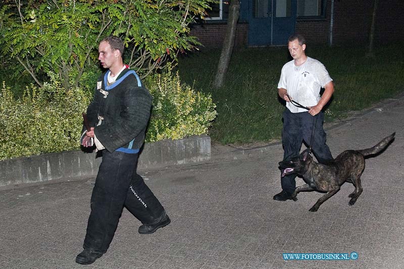 10072535.jpg - FOTOOPDRACHT:Dordrecht:25-07-2010:K9 politie honden nachtelijke oefennacht. in da vinci school te Dordrecht leerpark.aller eerst welkom. vandaag kom je in allerlei situaties terecht. de bedoeling is zowel voor hond als geleider "hoe ga je er mee om" let op, je kruip dus in de huid van arrestatie team,politie en dergelijke. Je hebt dus alle bevoegdheden,dus denk niet alleen uit beveiligings situatie. handelen dus naar inzicht van situatie hou het zo rieël mogelijk.bij sommige situaties is het verstandig om back-up te vragen van collega's cq geleiders. de pakwerkers krijgen vrij spel, dat dus resulteert dat je nooit van te voren weet wat hij/hun gaat doen. en waar hij deze keer zit. in een disco ontstaat een vechtpartij die uit de hand loopt,en er bevind zich een gewapend persoon er tussen.de politie wordt gebeld. de bezoekers kunnen er niet uit en je dient naar binnen te gaan om de gewapende verdachte er uit te halen. let op : de verdacht kan bij het zien van jou een gijzelaar nemen. bedenk dus je benadering en snelle handeling. - verdachte uit disco halen - verdachte stellen met tussenkomst van burger - gewapende persoon uit een groep halen - gijzeling 2e oefening hindernis baan : onze sportieve en slimme verdachte denkt de geleider te slim af te zijn.En heeft er voor gezorgd dat de weg tussen hem en de geleider verhinderd is door diverse obstakels zodat hij een voorsprong heeft. - AANGELijND stellen over obstakels/hindernis baan (geleider moet mee) - stellen door regen van flessen - hindernissen nemen - over bewegend afdekzeil stellen - door een "flappen" muur stellen - op verhogingen lopen - tussen komst van burger Deze digitale foto blijft eigendom van FOTOPERSBURO BUSINK. Wij hanteren de voorwaarden van het N.V.F. en N.V.J. Gebruik van deze foto impliceert dat u bekend bent  en akkoord gaat met deze voorwaarden bij publicatie.EB/ETIENNE BUSINK