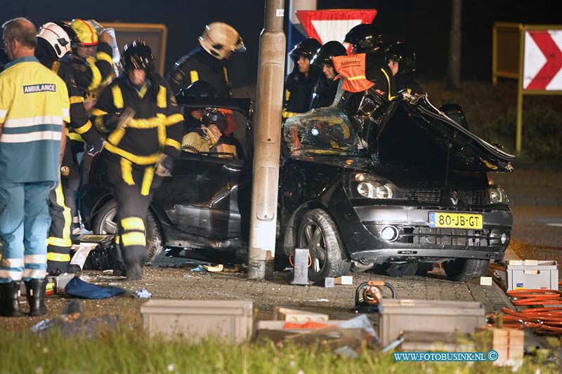 10080802.jpg - FOTOOPDRACHT:Gorinchem:08-08-2010:Bij een 1 zijdig ongeval op de banneweg te gorinchem raakte een auto om een lantarenpaal, waarbij 4 mensen bekneld raakte en zwaargewond. de Hulpdiensten waar onder een trauma helikopter en 4 ziekenwagen en de brandweer hadden meer dan 2 uur nodig om de 4 gewonde te bevrijden.Deze digitale foto blijft eigendom van FOTOPERSBURO BUSINK. Wij hanteren de voorwaarden van het N.V.F. en N.V.J. Gebruik van deze foto impliceert dat u bekend bent  en akkoord gaat met deze voorwaarden bij publicatie.EB/ETIENNE BUSINK