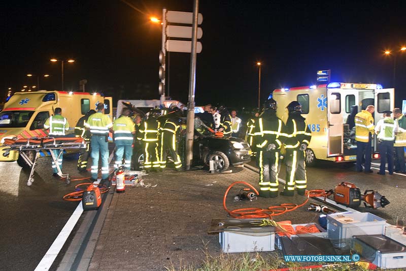 10080803.jpg - FOTOOPDRACHT:Gorinchem:08-08-2010:Bij een 1 zijdig ongeval op de banneweg te gorinchem raakte een auto om een lantarenpaal, waarbij 4 mensen bekneld raakte en zwaargewond. de Hulpdiensten waar onder een trauma helikopter en 4 ziekenwagen en de brandweer hadden meer dan 2 uur nodig om de 4 gewonde te bevrijden.Deze digitale foto blijft eigendom van FOTOPERSBURO BUSINK. Wij hanteren de voorwaarden van het N.V.F. en N.V.J. Gebruik van deze foto impliceert dat u bekend bent  en akkoord gaat met deze voorwaarden bij publicatie.EB/ETIENNE BUSINK