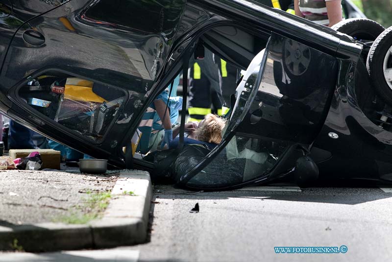 10081301.jpg - FOTOOPDRACHT:Dordrecht:13-08-2010:Bij een 1 zijdig ongeval op de Galileilaan t/m van de Schuilenburg raakte een auto een boom en vloog over de kop 1 persoon raakte daarbij bekneld en gewond de brandweer moest er aan te pas komen en de gewonde werd door de ambulance naar het ziekenhuis afgevoerd.Deze digitale foto blijft eigendom van FOTOPERSBURO BUSINK. Wij hanteren de voorwaarden van het N.V.F. en N.V.J. Gebruik van deze foto impliceert dat u bekend bent  en akkoord gaat met deze voorwaarden bij publicatie.EB/ETIENNE BUSINK