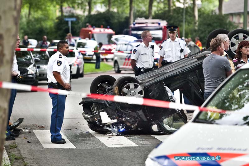 10081302.jpg - FOTOOPDRACHT:Dordrecht:13-08-2010:Bij een 1 zijdig ongeval op de Galileilaan t/m van de Schuilenburg raakte een auto een boom en vloog over de kop 1 persoon raakte daarbij bekneld en gewond de brandweer moest er aan te pas komen en de gewonde werd door de ambulance naar het ziekenhuis afgevoerd.Deze digitale foto blijft eigendom van FOTOPERSBURO BUSINK. Wij hanteren de voorwaarden van het N.V.F. en N.V.J. Gebruik van deze foto impliceert dat u bekend bent  en akkoord gaat met deze voorwaarden bij publicatie.EB/ETIENNE BUSINK