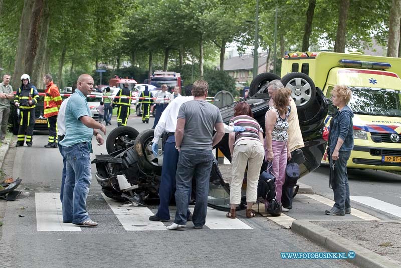 10081304.jpg - FOTOOPDRACHT:Dordrecht:13-08-2010:Bij een 1 zijdig ongeval op de Galileilaan t/m van de Schuilenburg raakte een auto een boom en vloog over de kop 1 persoon raakte daarbij bekneld en gewond de brandweer moest er aan te pas komen en de gewonde werd door de ambulance naar het ziekenhuis afgevoerd.Deze digitale foto blijft eigendom van FOTOPERSBURO BUSINK. Wij hanteren de voorwaarden van het N.V.F. en N.V.J. Gebruik van deze foto impliceert dat u bekend bent  en akkoord gaat met deze voorwaarden bij publicatie.EB/ETIENNE BUSINK