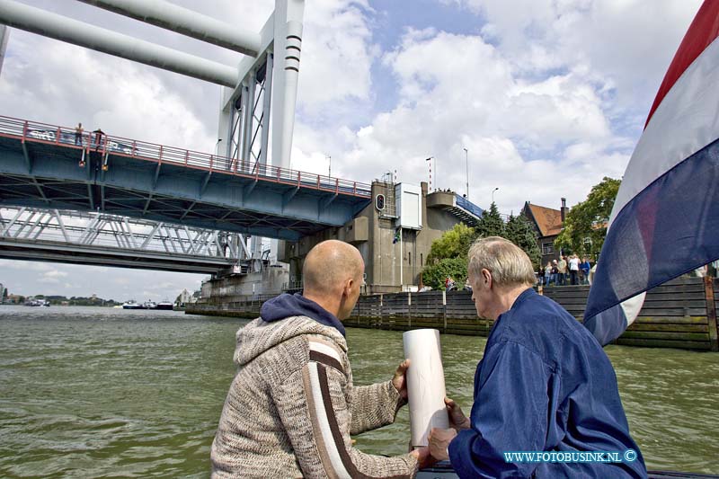 10081309.jpg - FOTOOPDRACHT:Dordrecht:13-08-2010:De uitstrooing van as van de Jongeman die enkelen weken geleden om kwam toen hij van de brug afsprong met het warme weer en verongelukte. Bij de inham van de brug Dordrecht-Zwijndrecht over de oude maas zijn vrienden waren er aanwezig om hem de laatste eer te bewijzen. Deze digitale foto blijft eigendom van FOTOPERSBURO BUSINK. Wij hanteren de voorwaarden van het N.V.F. en N.V.J. Gebruik van deze foto impliceert dat u bekend bent  en akkoord gaat met deze voorwaarden bij publicatie.EB/ETIENNE BUSINK