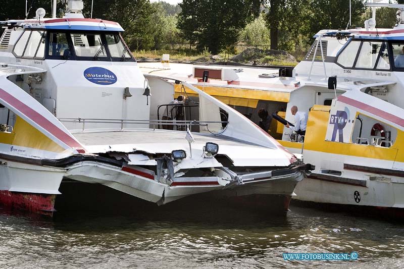 10082306.jpg - FOTOOPDRACHT:Dordrecht:23-08-2010:Dordrecht bij een aanvaring tussen De Waterbus en een tanker op de Beneden Merwede ter hoogte van de kerkenplaat is 1 mevr. gewond geraakt op de waterbus. De waterbus dreef stuurloos rond op de rivier De Beneden Merwede toen de tanker de Waterbus niet meer kon ontwijken en er tegen aanvoer. De tanker vaarde door naar Dolderman Dordrecht.De water politie stelt een onderzoek in naar de toedracht van de aanvaring. De waterbus raakte zwaar beschadigd en werd uit de vaart genomen.Deze digitale foto blijft eigendom van FOTOPERSBURO BUSINK. Wij hanteren de voorwaarden van het N.V.F. en N.V.J. Gebruik van deze foto impliceert dat u bekend bent  en akkoord gaat met deze voorwaarden bij publicatie.EB/ETIENNE BUSINK