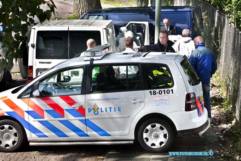 10083008.jpg - FOTOOPDRACHT:Dordrecht:30-08-2010:Aan de kerkeplaat (verlaten industrie terrein) nabij de gevangenis De Dordtse Poorten is vanmiddag een dode man in een bestelbus aangetroffen de politie heeft een onderzoek ingesteld naar de dood van de man. Hoelang de dode man er al lag in zijn busje is niet bekend maar al wel enkelen dagen.Deze digitale foto blijft eigendom van FOTOPERSBURO BUSINK. Wij hanteren de voorwaarden van het N.V.F. en N.V.J. Gebruik van deze foto impliceert dat u bekend bent  en akkoord gaat met deze voorwaarden bij publicatie.EB/ETIENNE BUSINK