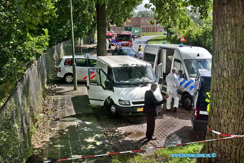 10083009.jpg - FOTOOPDRACHT:Dordrecht:30-08-2010:Aan de kerkeplaat (verlaten industrie terrein) nabij de gevangenis De Dordtse Poorten is vanmiddag een dode man in een bestelbus aangetroffen de politie heeft een onderzoek ingesteld naar de dood van de man. Hoelang de dode man er al lag in zijn busje is niet bekend maar al wel enkelen dagen.Deze digitale foto blijft eigendom van FOTOPERSBURO BUSINK. Wij hanteren de voorwaarden van het N.V.F. en N.V.J. Gebruik van deze foto impliceert dat u bekend bent  en akkoord gaat met deze voorwaarden bij publicatie.EB/ETIENNE BUSINK