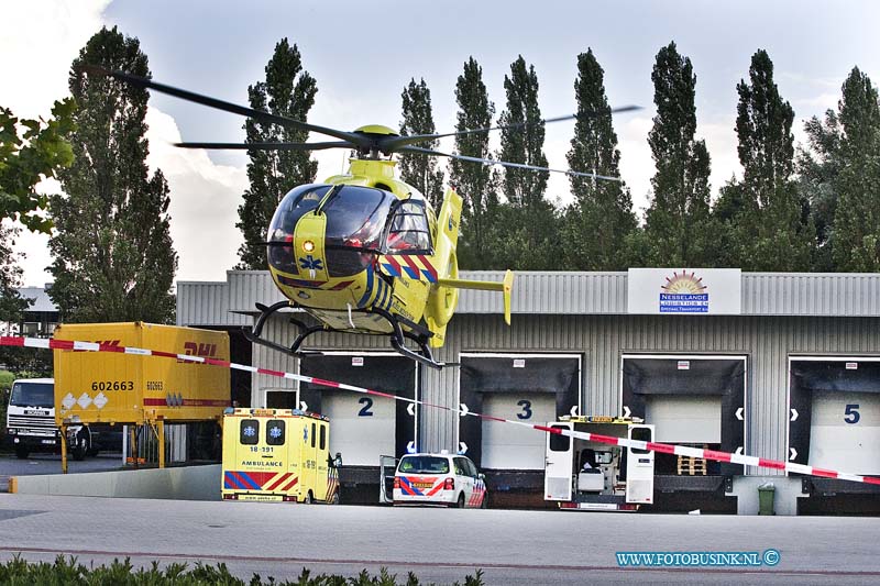 10083011.jpg - FOTOOPDRACHT:Dordrecht:30-08-2010:Bij een bedrijfs ongeval aan de Pieter zeemanweg 146 te Dordrecht is een werknemer zwaar gewond geraakt, 2 ambulances en een traumahelikopter kwamen er aan te pas om het slachtoffer naar het ziekenhuis te kunnen vervoeren. Onder begeleiding van een Politiewagen werd het slachtoffer met spoed naar het ziekenhuis gebracht.Deze digitale foto blijft eigendom van FOTOPERSBURO BUSINK. Wij hanteren de voorwaarden van het N.V.F. en N.V.J. Gebruik van deze foto impliceert dat u bekend bent  en akkoord gaat met deze voorwaarden bij publicatie.EB/ETIENNE BUSINK