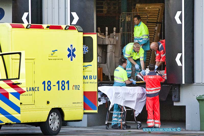 10083012.jpg - FOTOOPDRACHT:Dordrecht:30-08-2010:Bij een bedrijfs ongeval aan de Pieter zeemanweg 146 te Dordrecht is een werknemer zwaar gewond geraakt, 2 ambulances en een traumahelikopter kwamen er aan te pas om het slachtoffer naar het ziekenhuis te kunnen vervoeren. Onder begeleiding van een Politiewagen werd het slachtoffer met spoed naar het ziekenhuis gebracht.Deze digitale foto blijft eigendom van FOTOPERSBURO BUSINK. Wij hanteren de voorwaarden van het N.V.F. en N.V.J. Gebruik van deze foto impliceert dat u bekend bent  en akkoord gaat met deze voorwaarden bij publicatie.EB/ETIENNE BUSINK