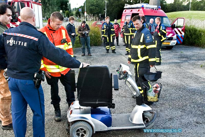 10083014.jpg - FOTOOPDRACHT:Dordrecht:30-08-2010:Een invalide scooter werd aangetroffen nabij het water aan het van der Steenhovenplein ( het kunstwerk fontein met de penissen oude Refaja ziekenhuis). Er werd een zoek tocht gedaan door duikers van de brandweer en de politie en ambulance medewerkers. Maar persoon van de invalide scooter werd niet aangetroffen na een uurtje zoeken. De politie onderzoek de zaak nader waarom de invalide scooter daar stond.Deze digitale foto blijft eigendom van FOTOPERSBURO BUSINK. Wij hanteren de voorwaarden van het N.V.F. en N.V.J. Gebruik van deze foto impliceert dat u bekend bent  en akkoord gaat met deze voorwaarden bij publicatie.EB/ETIENNE BUSINK
