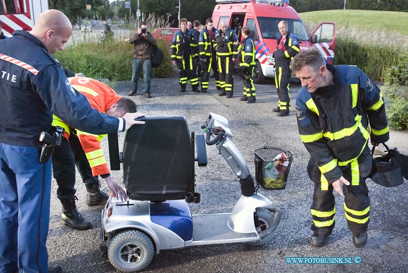 10083016.jpg - FOTOOPDRACHT:Dordrecht:30-08-2010:Een invalide scooter werd aangetroffen nabij het water aan het van der Steenhovenplein ( het kunstwerk fontein met de penissen oude Refaja ziekenhuis). Er werd een zoek tocht gedaan door duikers van de brandweer en de politie en ambulance medewerkers. Maar persoon van de invalide scooter werd niet aangetroffen na een uurtje zoeken. De politie onderzoek de zaak nader waarom de invalide scooter daar stond.Deze digitale foto blijft eigendom van FOTOPERSBURO BUSINK. Wij hanteren de voorwaarden van het N.V.F. en N.V.J. Gebruik van deze foto impliceert dat u bekend bent  en akkoord gaat met deze voorwaarden bij publicatie.EB/ETIENNE BUSINK