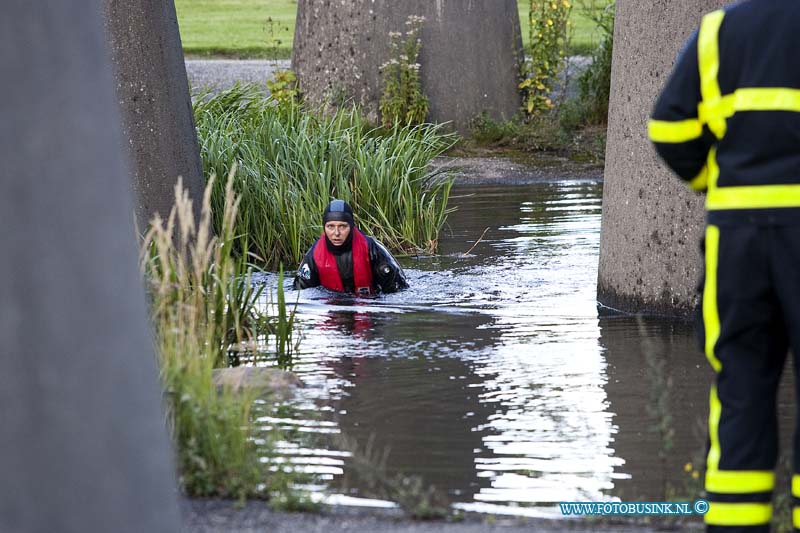 10083017.jpg - FOTOOPDRACHT:Dordrecht:30-08-2010:Een invalide scooter werd aangetroffen nabij het water aan het van der Steenhovenplein ( het kunstwerk fontein met de penissen oude Refaja ziekenhuis). Er werd een zoek tocht gedaan door duikers van de brandweer en de politie en ambulance medewerkers. Maar persoon van de invalide scooter werd niet aangetroffen na een uurtje zoeken. De politie onderzoek de zaak nader waarom de invalide scooter daar stond.Deze digitale foto blijft eigendom van FOTOPERSBURO BUSINK. Wij hanteren de voorwaarden van het N.V.F. en N.V.J. Gebruik van deze foto impliceert dat u bekend bent  en akkoord gaat met deze voorwaarden bij publicatie.EB/ETIENNE BUSINK