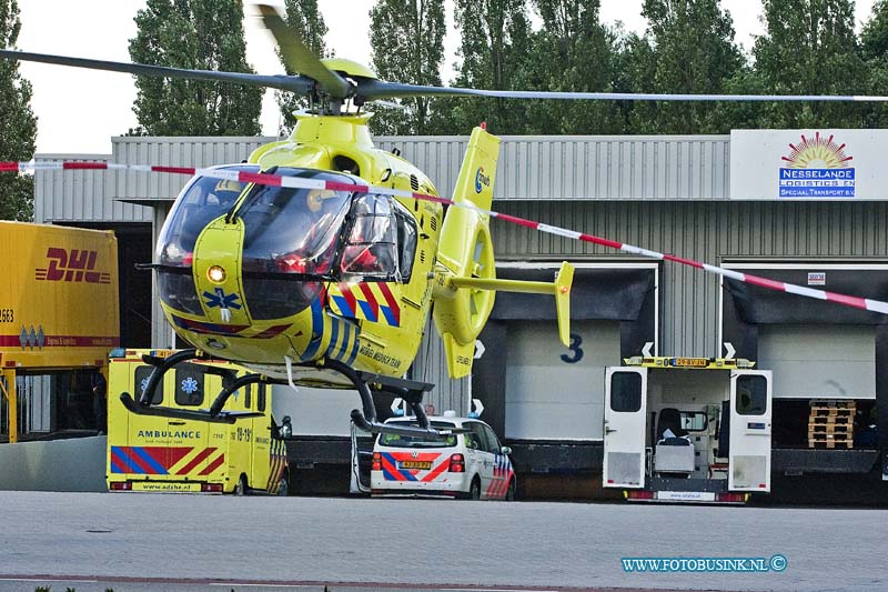 10083019.jpg - FOTOOPDRACHT:Dordrecht:30-08-2010:Bij een bedrijfs ongeval aan de Pieter zeemanweg 146 te Dordrecht is een werknemer zwaar gewond geraakt, 2 ambulances en een traumahelikopter kwamen er aan te pas om het slachtoffer naar het ziekenhuis te kunnen vervoeren. Onder begeleiding van een Politiewagen werd het slachtoffer met spoed naar het ziekenhuis gebracht.Deze digitale foto blijft eigendom van FOTOPERSBURO BUSINK. Wij hanteren de voorwaarden van het N.V.F. en N.V.J. Gebruik van deze foto impliceert dat u bekend bent  en akkoord gaat met deze voorwaarden bij publicatie.EB/ETIENNE BUSINK