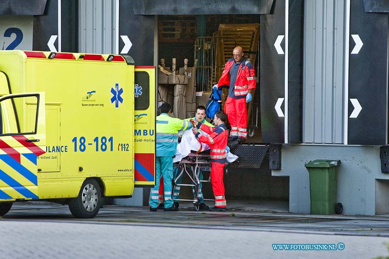 10083020.jpg - FOTOOPDRACHT:Dordrecht:30-08-2010:Bij een bedrijfs ongeval aan de Pieter zeemanweg 146 te Dordrecht is een werknemer zwaar gewond geraakt, 2 ambulances en een traumahelikopter kwamen er aan te pas om het slachtoffer naar het ziekenhuis te kunnen vervoeren. Onder begeleiding van een Politiewagen werd het slachtoffer met spoed naar het ziekenhuis gebracht.Deze digitale foto blijft eigendom van FOTOPERSBURO BUSINK. Wij hanteren de voorwaarden van het N.V.F. en N.V.J. Gebruik van deze foto impliceert dat u bekend bent  en akkoord gaat met deze voorwaarden bij publicatie.EB/ETIENNE BUSINK