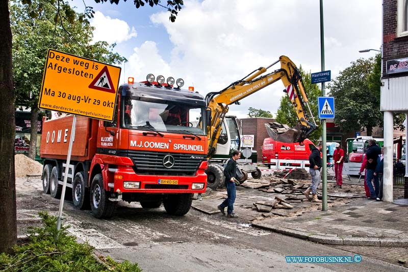 10083021.jpg - FOTOOPDRACHT:Dordrecht:30-08-2010:De werkzaamheden aan De Dubbeldamseweg Zuid zijn dan eindelijk begonnen. Het duurt een maand voor dat ze klaar zijn met de werkzaamheden. De bebording op De Maria is echt een ramp je ziet door de vele borden het bos(werkzaamheden) niet meer, ook aan de andere zijde van de werkzaamheden Mauritsweg en fietstunneltje staan juist weer niet de juiste borden?Deze digitale foto blijft eigendom van FOTOPERSBURO BUSINK. Wij hanteren de voorwaarden van het N.V.F. en N.V.J. Gebruik van deze foto impliceert dat u bekend bent  en akkoord gaat met deze voorwaarden bij publicatie.EB/ETIENNE BUSINK