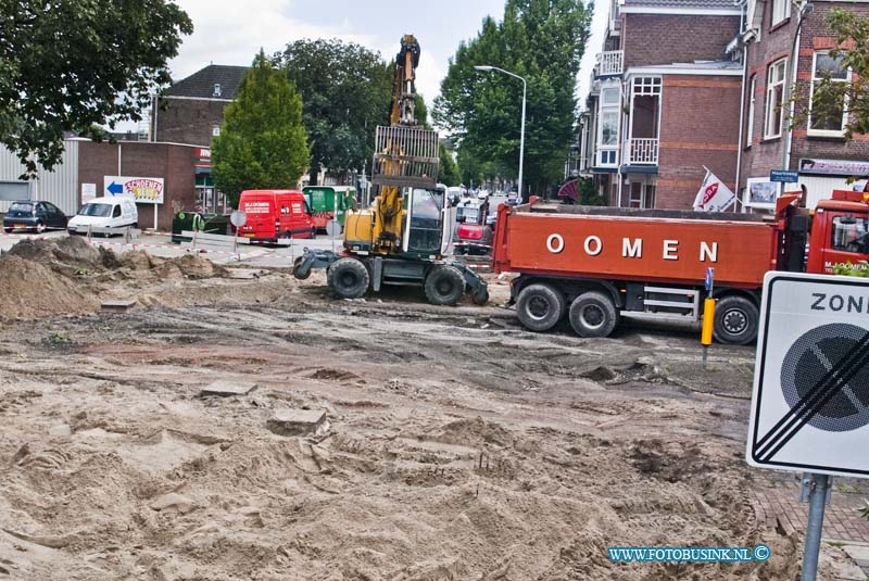 10083022.jpg - FOTOOPDRACHT:Dordrecht:30-08-2010:De werkzaamheden aan De Dubbeldamseweg Zuid zijn dan eindelijk begonnen. Het duurt een maand voor dat ze klaar zijn met de werkzaamheden. De bebording op De Maria is echt een ramp je ziet door de vele borden het bos(werkzaamheden) niet meer, ook aan de andere zijde van de werkzaamheden Mauritsweg en fietstunneltje staan juist weer niet de juiste borden?Deze digitale foto blijft eigendom van FOTOPERSBURO BUSINK. Wij hanteren de voorwaarden van het N.V.F. en N.V.J. Gebruik van deze foto impliceert dat u bekend bent  en akkoord gaat met deze voorwaarden bij publicatie.EB/ETIENNE BUSINK