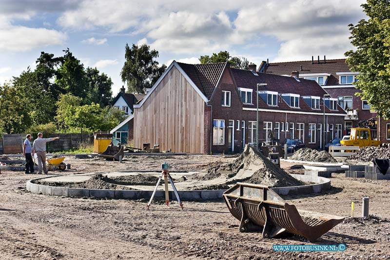 10090101.jpg - FOTOOPDRACHT:Dordrecht:01-09-2010:Begonnen met de inrichting van Een multifunctionele speelplek In de Violenstraat wordt het, nu nog braakliggende, terrein ingericht als multifunctionele speelplek. Door te werken met asfalt kan op verschillende manieren worden gespeeld. Wave-boarden, skaten, skelteren en fietsen (voor de kleintjes) kan hier allemaal. Ook een balletje trappen behoort tot de mogelijkheden. Er komen verhoogde speelplekken met speeltoestellen, net zoals op het Emmaplein. Op die manier kunnen kleine kinderen ongestoord spelen zonder dat ze per ongeluk ondersteboven worden gereden door een skelter. De toestellen komen in rood en blauw kunstgras. Eerder hebben kinderen uit de buurt een klimglijtoestel en een grote schommel uitgekozen. Om het plein verder aan te kleden is gekozen voor ronde vormen met beplanting waar omheen kan gefietst en geskate kan worden. Deze digitale foto blijft eigendom van FOTOPERSBURO BUSINK. Wij hanteren de voorwaarden van het N.V.F. en N.V.J. Gebruik van deze foto impliceert dat u bekend bent  en akkoord gaat met deze voorwaarden bij publicatie.EB/ETIENNE BUSINK